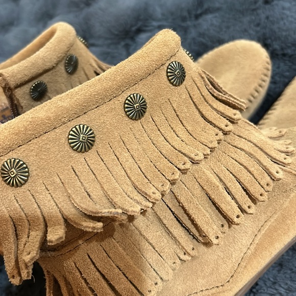 Minnetonka Ladies Tan Fringe Moccasins - Picture 5 of 6